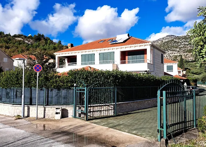 Elizabeth,slano,pool,sauna,garden, 4 Persons * Slano