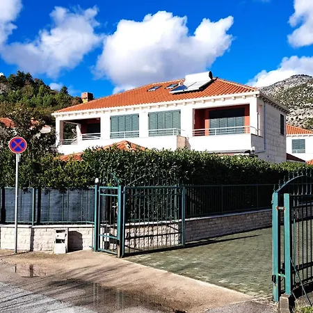 Elizabeth,slano,pool,sauna,garden, 4 Persons * Slano