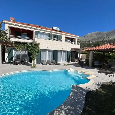 Elizabeth,slano,pool,sauna,garden, 4 Persons فيلة سلانو